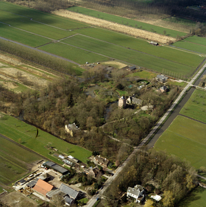 842223 Luchtfoto van de woontoren Lunenburg met bijgebouwen (Langbroekerwetering 97-99) te Nederlangbroek (gemeente ...